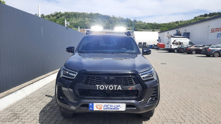 Montare set bare transversale, reflectoare pe Toyota Hilux 2023