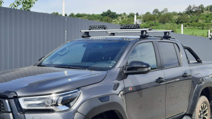 Keresztirányú rudak, reflektorok felszerelése a Toyota Hilux 2023-ra