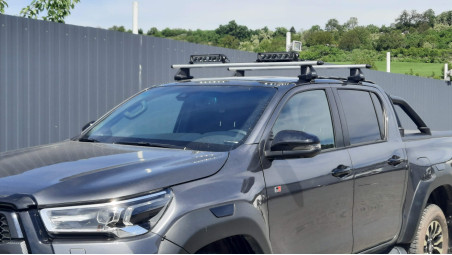 Keresztirányú rudak, reflektorok felszerelése a Toyota Hilux 2023-ra