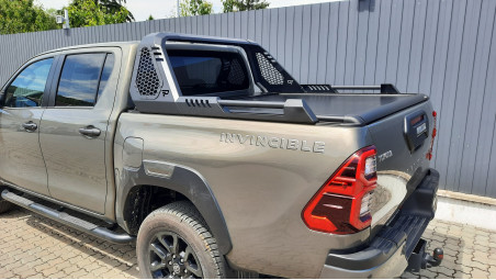 Bukócső és bukócső felszerelése a Toyota Hilux 2023-ra