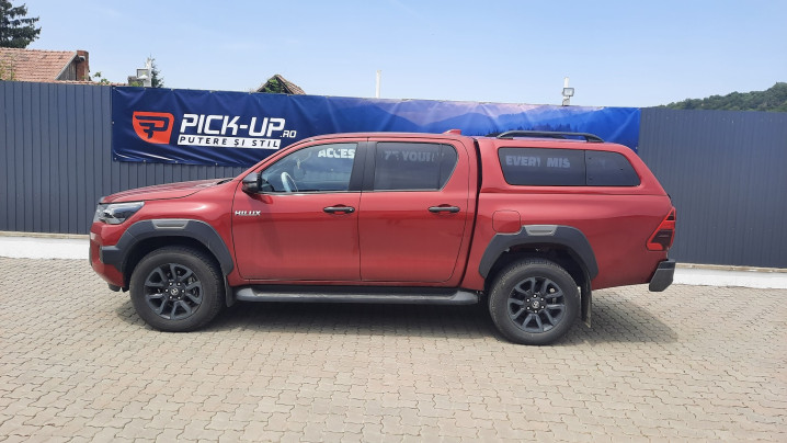 Keménytető / Felépítmény beszerelés a Toyota Hilux 2024-re