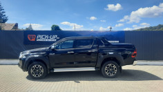 Fedő típusú csomagtérfedél felszerelése a Toyota Hilux 2021-re 2