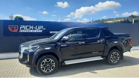 Fedő típusú csomagtérfedél felszerelése a Toyota Hilux 2021-re