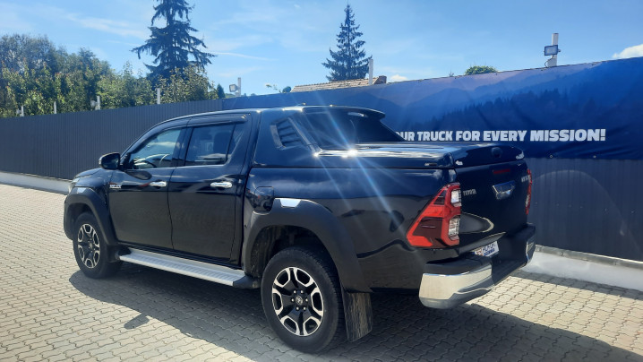Fedő típusú csomagtérfedél felszerelése a Toyota Hilux 2021-re