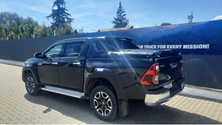 Fedő típusú csomagtérfedél felszerelése a Toyota Hilux 2021-re