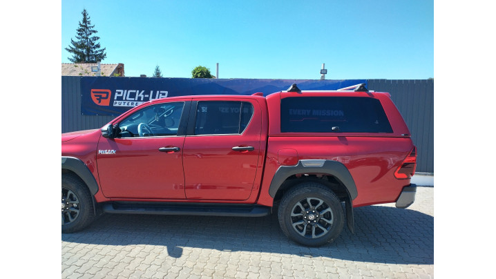 Keménytető és motorháztető platóbélés beszerelése a Toyota Hilux 2020-ra