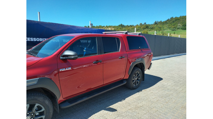 Keménytető és motorháztető platóbélés beszerelése a Toyota Hilux 2020-ra