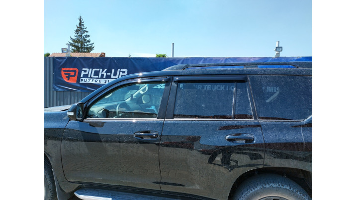 Hood guard, window visors installed in Toyota Land Cruiser 2018
