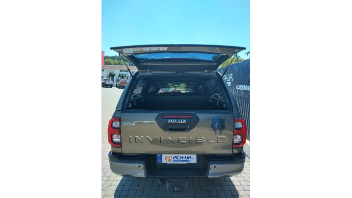 Canopy installed on Toyota Hilux 2020