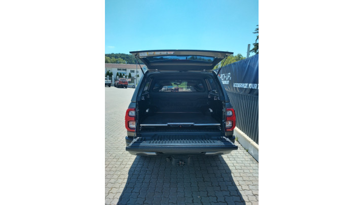 Canopy installed on Toyota Hilux 2020