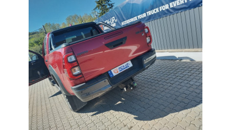 Roll Cover, rollbar, towing hook installed on Toyota Hilux 2020