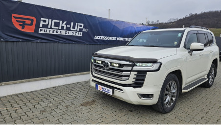 Hood guard, spot light installed on Toyota Land Cruiser 