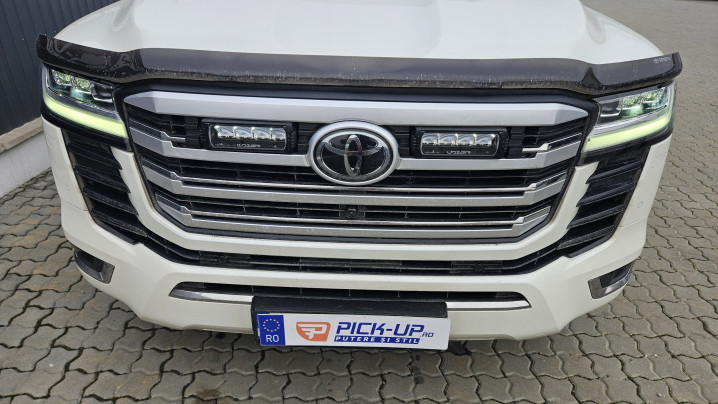 Hood guard, spot light installed on Toyota Land Cruiser 