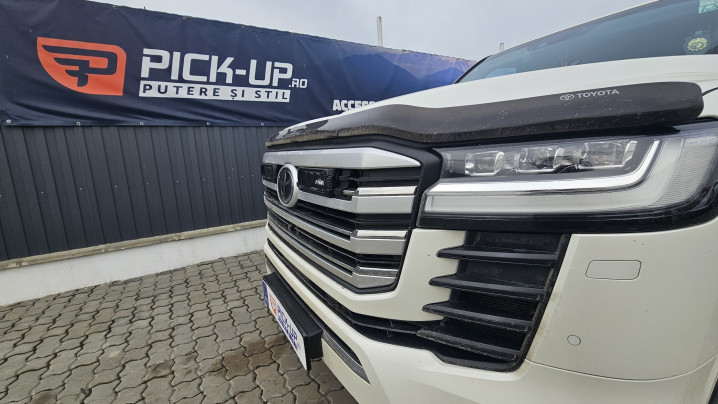 Montare deflector capota und reflector pe Toyota Land Cruiser