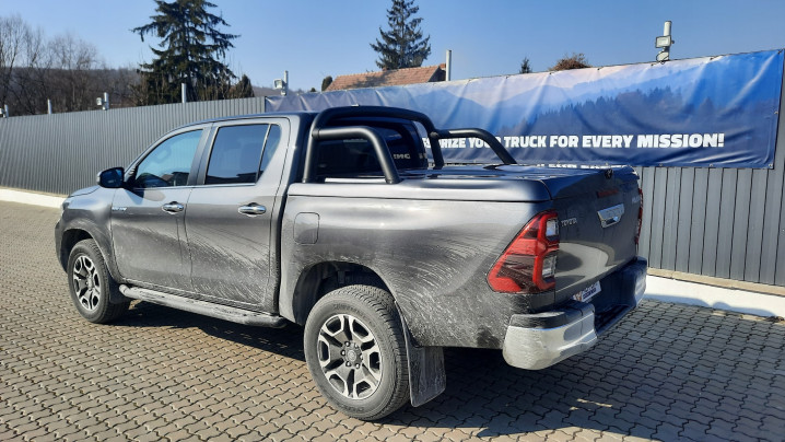 Fedő típusú lökhárító zár beszerelése bukórúddal és lökhárító párnázással a Toyota Hilux 2023 modellen