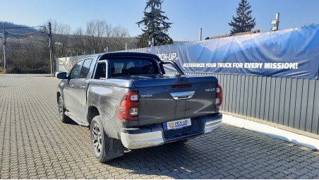 Montare Laderaumabdeckung tip capac mit rollbar inclus und Laderaumauskleidung pe Toyota Hilux 2023