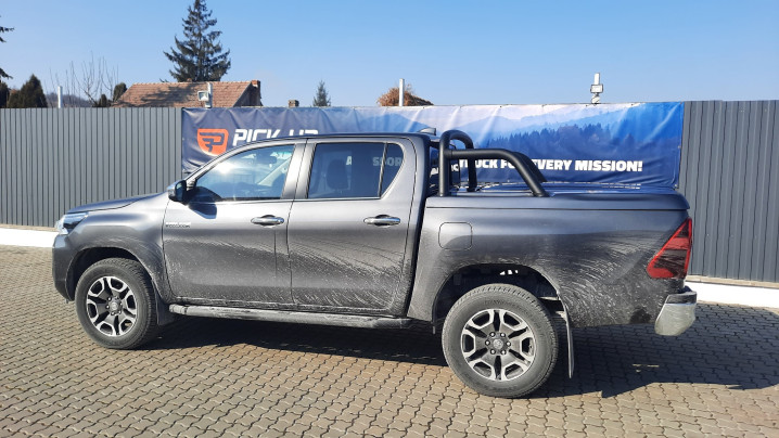 Montare Laderaumabdeckung tip capac mit rollbar inclus und Laderaumauskleidung pe Toyota Hilux 2023