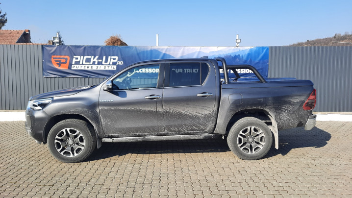 Montare Laderaumabdeckung tip capac mit rollbar inclus und Laderaumauskleidung pe Toyota Hilux 2023