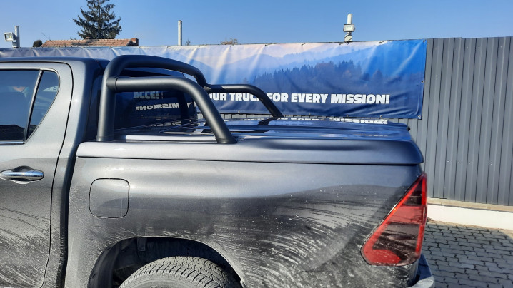 Fedő típusú lökhárító zár beszerelése bukórúddal és lökhárító párnázással a Toyota Hilux 2023 modellen