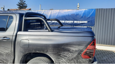 Fedő típusú lökhárító zár beszerelése bukórúddal és lökhárító párnázással a Toyota Hilux 2023 modellen