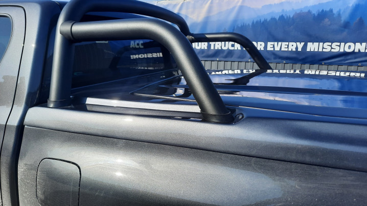Fedő típusú lökhárító zár beszerelése bukórúddal és lökhárító párnázással a Toyota Hilux 2023 modellen