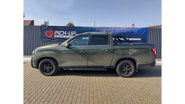 Roll Cover, rollbar, bullbar, towing hook installed on SSang Yong Musso Grand