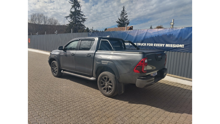 Bukórúd, bukócső, lökhárító párnázás, ablakterelő és motorháztető felszerelése a Toyota Hilux 2020-ra