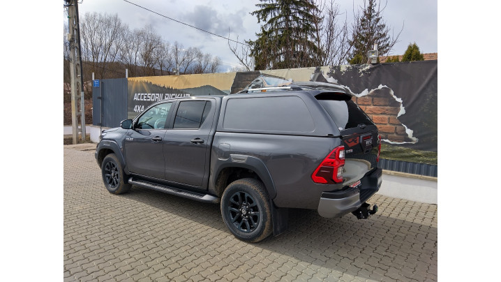 Montare hardtop, capitonaj de bena, carlig de remorcare pe Toyota Hilux 2024