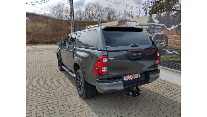 Montare hardtop, capitonaj de bena, carlig de remorcare pe Toyota Hilux 2024
