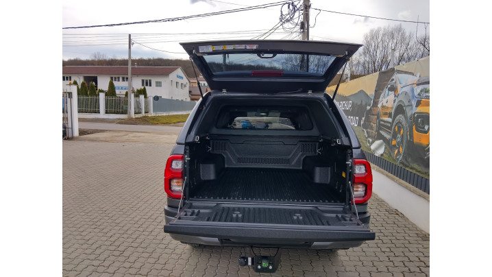 Montare hardtop, capitonaj de bena, carlig de remorcare pe Toyota Hilux 2024