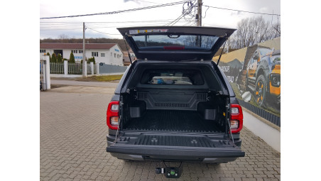 Montare hardtop, capitonaj de bena, carlig de remorcare pe Toyota Hilux 2024