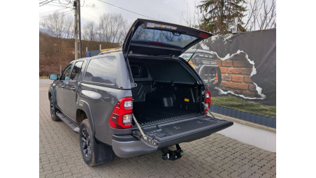 Montare hardtop, capitonaj de bena, carlig de remorcare pe Toyota Hilux 2024