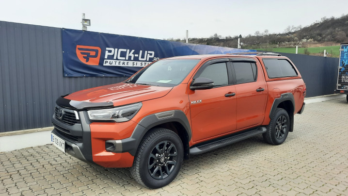 Keménytetős ablakterelő, motorháztető beszerelése Toyota Hilux 2020-ra