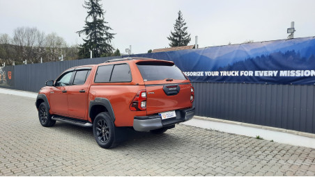 Keménytetős ablakterelő, motorháztető beszerelése Toyota Hilux 2020-ra