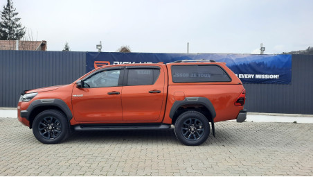 Keménytetős ablakterelő, motorháztető beszerelése Toyota Hilux 2020-ra