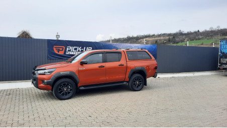 Keménytetős ablakterelő, motorháztető beszerelése Toyota Hilux 2020-ra