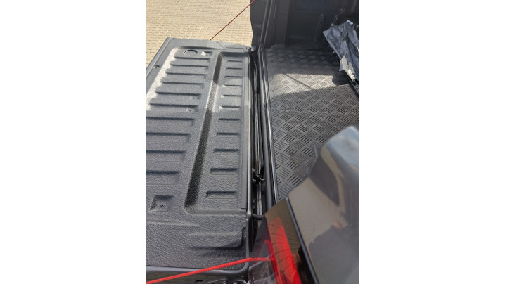 Montare capcac de bena, deflector geam, cheder etansare oblon pe Ford Ranger 2023