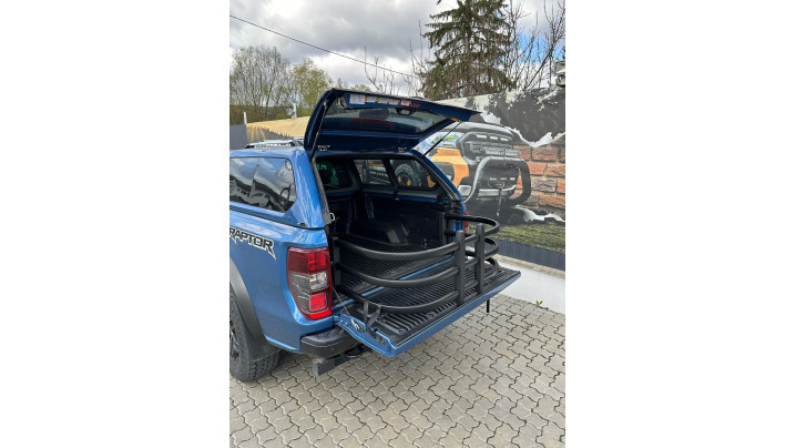 Csomagtérajtó-hosszabbítás beszerelése a Ford Ranger Raptor 2019-re