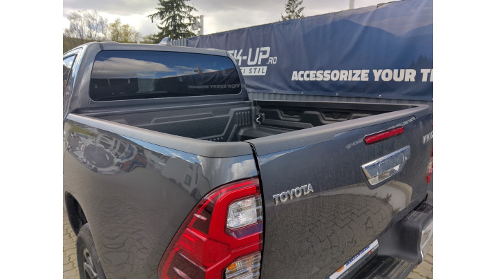 Lökhárító párnázás és lökhárító élvédelem felszerelése a Toyota Hilux 2018-ra