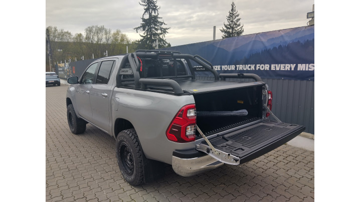 platóbélés, csörlő, csörlőtartó, bukócső, lökhárító élvédelem beszerelése a Toyota Hilux 2022-re