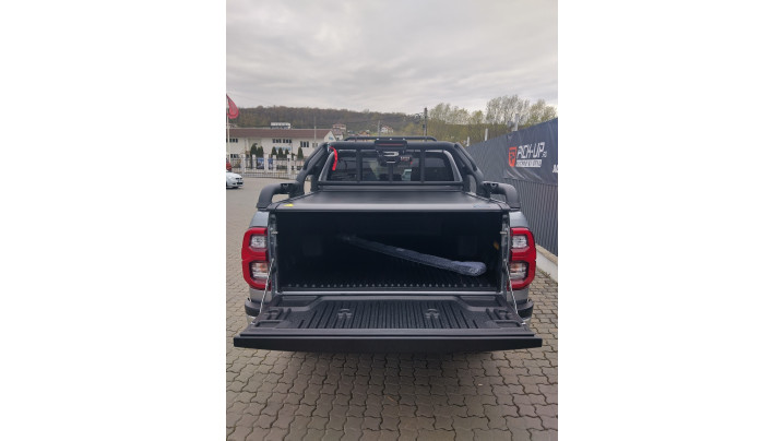 platóbélés, csörlő, csörlőtartó, bukócső, lökhárító élvédelem beszerelése a Toyota Hilux 2022-re