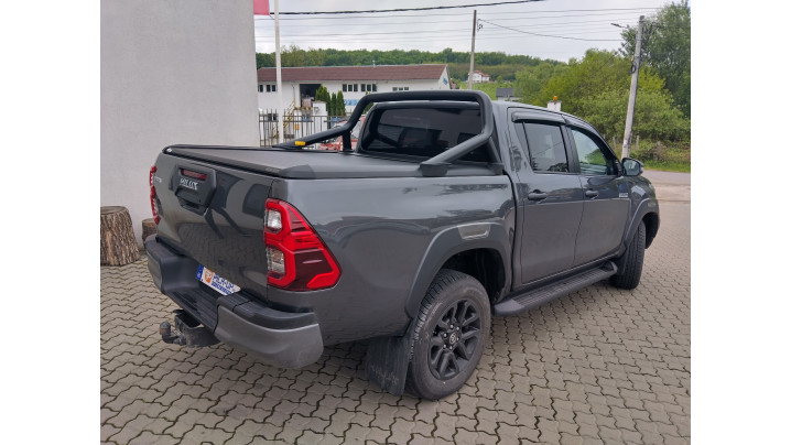 A redőny és az ablak terelők felszerelése a Toyota Hilux 2020-ra