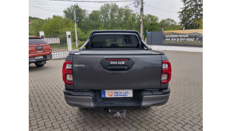 A redőny és az ablak terelők felszerelése a Toyota Hilux 2020-ra