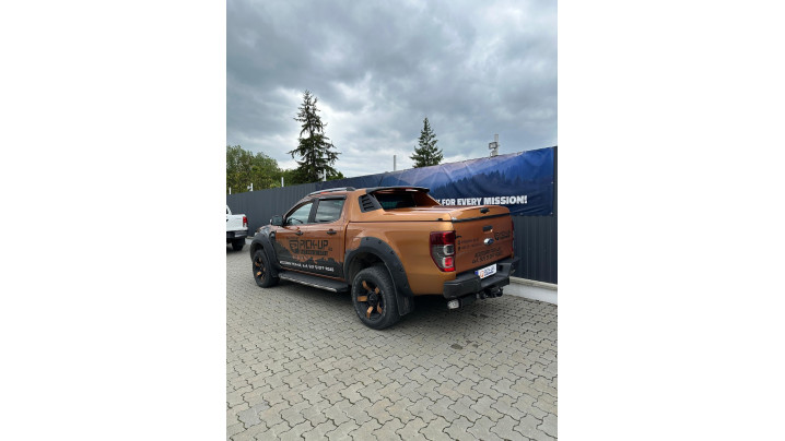 A fedél típusú platófedő felszerelése a 2020-as Ford Ranger Wildtrak modellen