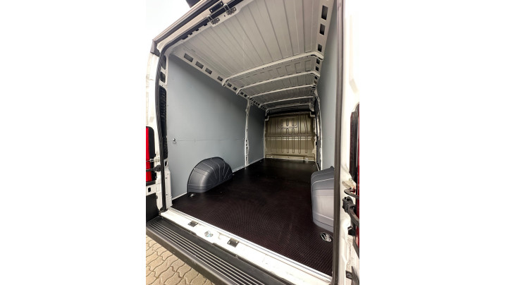 Ford Transit furgon 2022 kárpitozása
