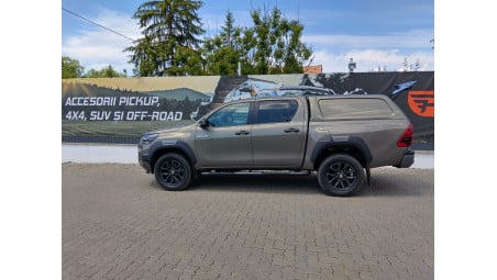Canopy installed on Toyota Hilux 2020
