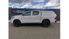 Keménytető és platóbélés beszerelése a Toyota Hilux 2018-ra