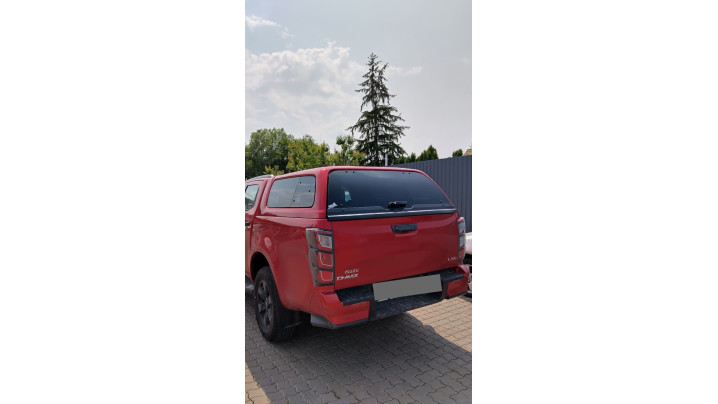 Csomagtartó és keménytetős platóbélés beszerelése Isuzu D-Max 2022-re