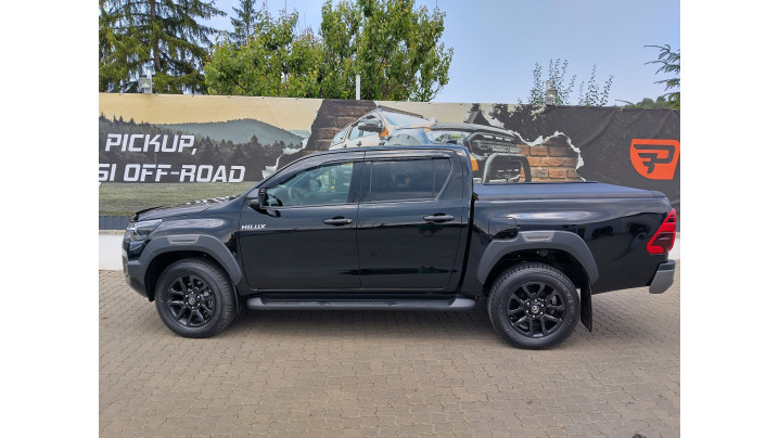 Roll cover, cargo bar installed on Toyota Hilux 2023