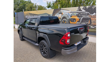 Roll cover, cargo bar installed on Toyota Hilux 2023